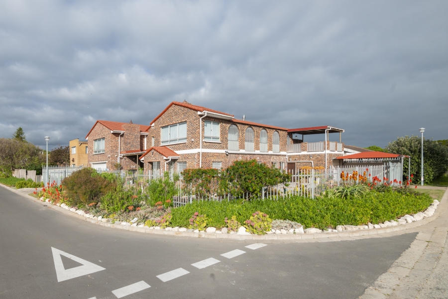 5 Bedroom Property for Sale in Middedorp Western Cape